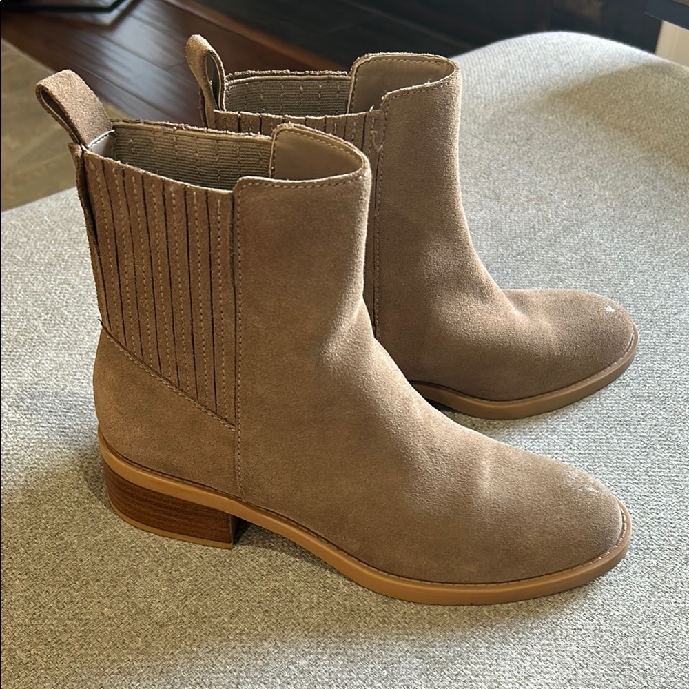 Dolce Vita Women's Tan Ankle Boots- worn once. Women’s Sz 9